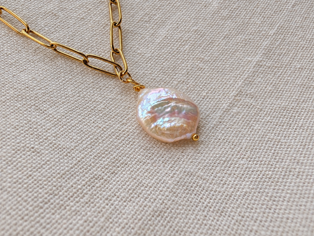 Ariel necklace with an iridescent baroque freshwater pearl and gold-plated paperclip chain