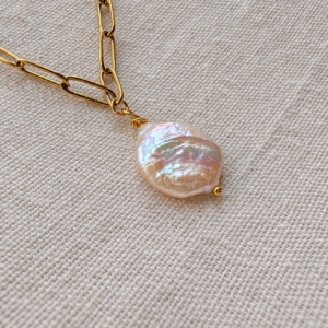 Ariel necklace with an iridescent baroque freshwater pearl and gold-plated paperclip chain
