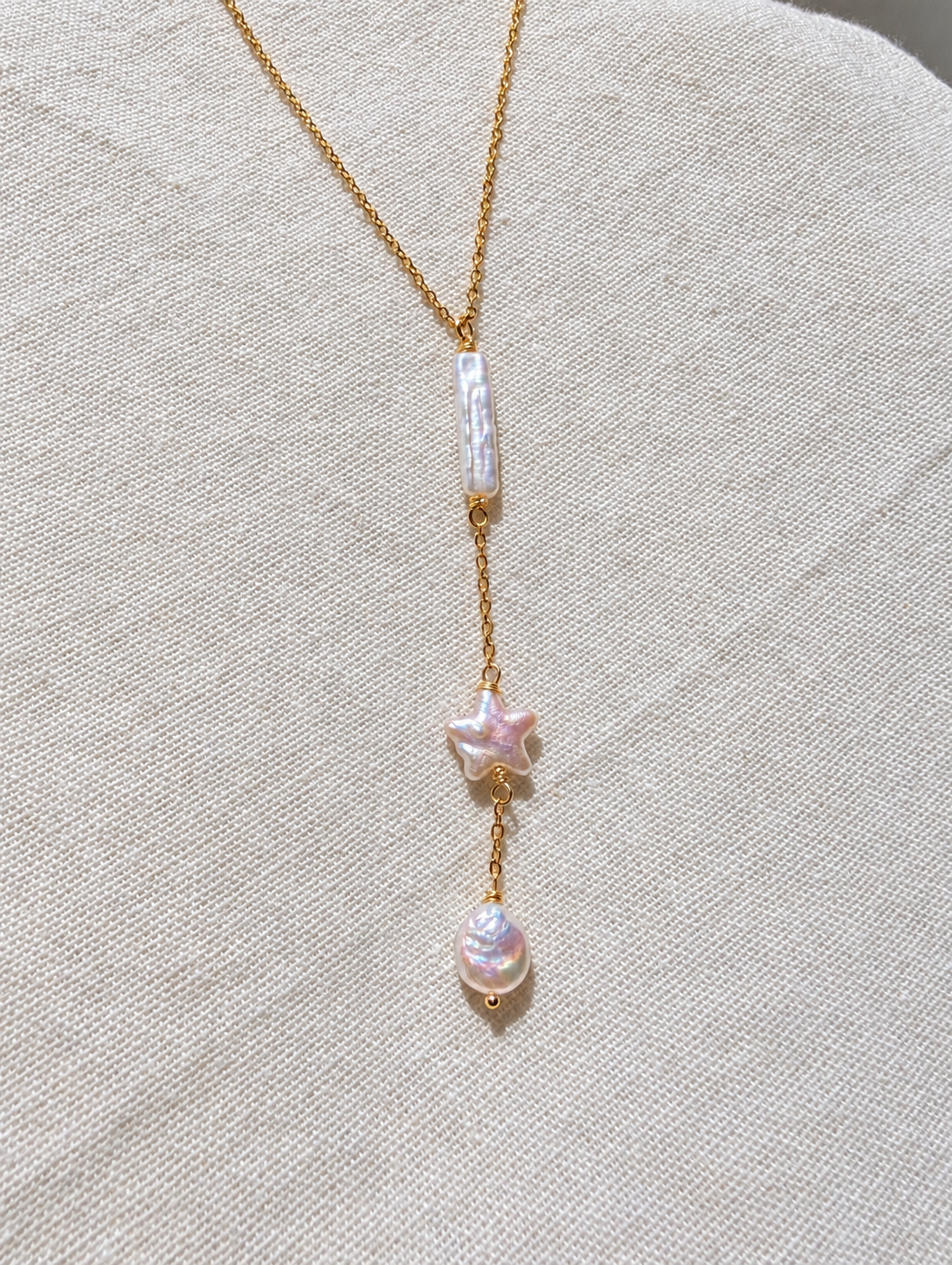 Feyre freshwater pearl necklace with an 18k gold-plated chain